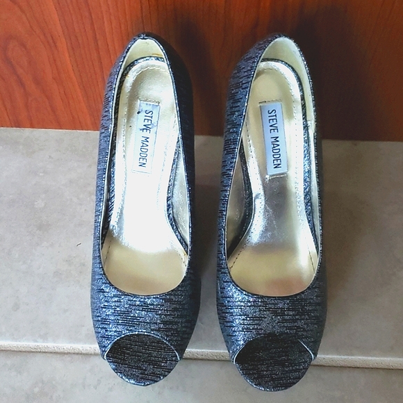 Steve Madden silver/black open toe wedges - Picture 3 of 9